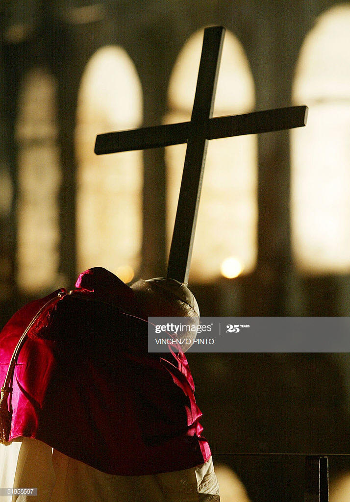 Pope John Paul II holds a cross in front of Rome's ancient ...