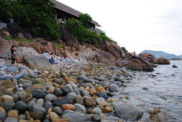 Cáº£m nháº­n sÆ° tuyá»t vá»i khi giáº«m bÃ n chÃ¢n tráº§n lÃªn nhá»¯ng viÃªn ÄÃ¡ trÃ²n, nháºµn nhÆ° trá»©ng chim khá»ng lá», náº±m xáº¿p lÃªn nhau trÃªn bÃ£i biá»n (áº¢nh ST)