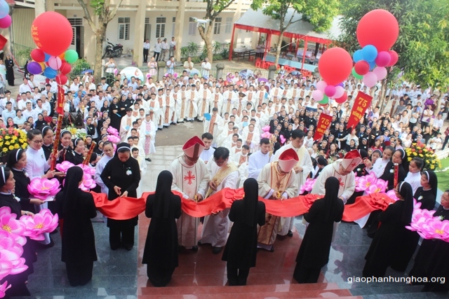 Nghi thức cắt băng khánh thành nhà nguyện mới. 