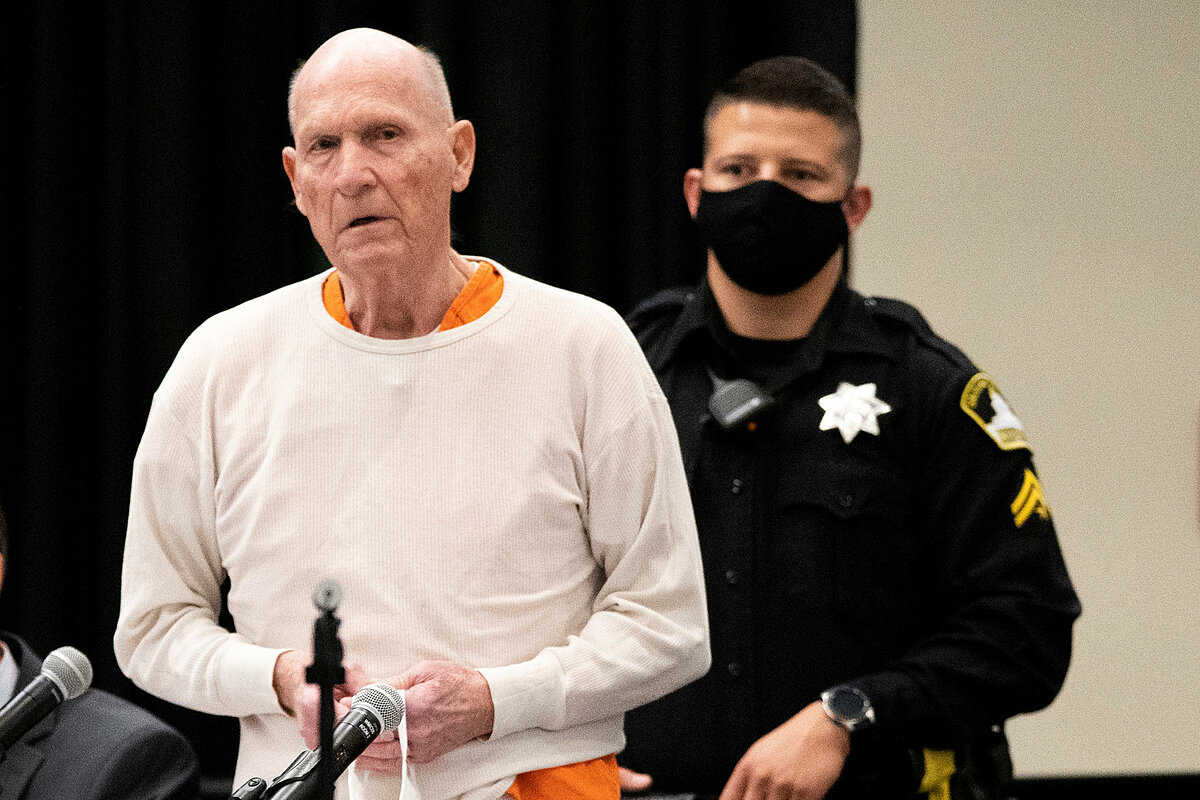 Joseph James DeAngelo (áo trắng) tại phiên tòa ở hạt Sacramento, California ngày 21/8. Ảnh: Reuters.