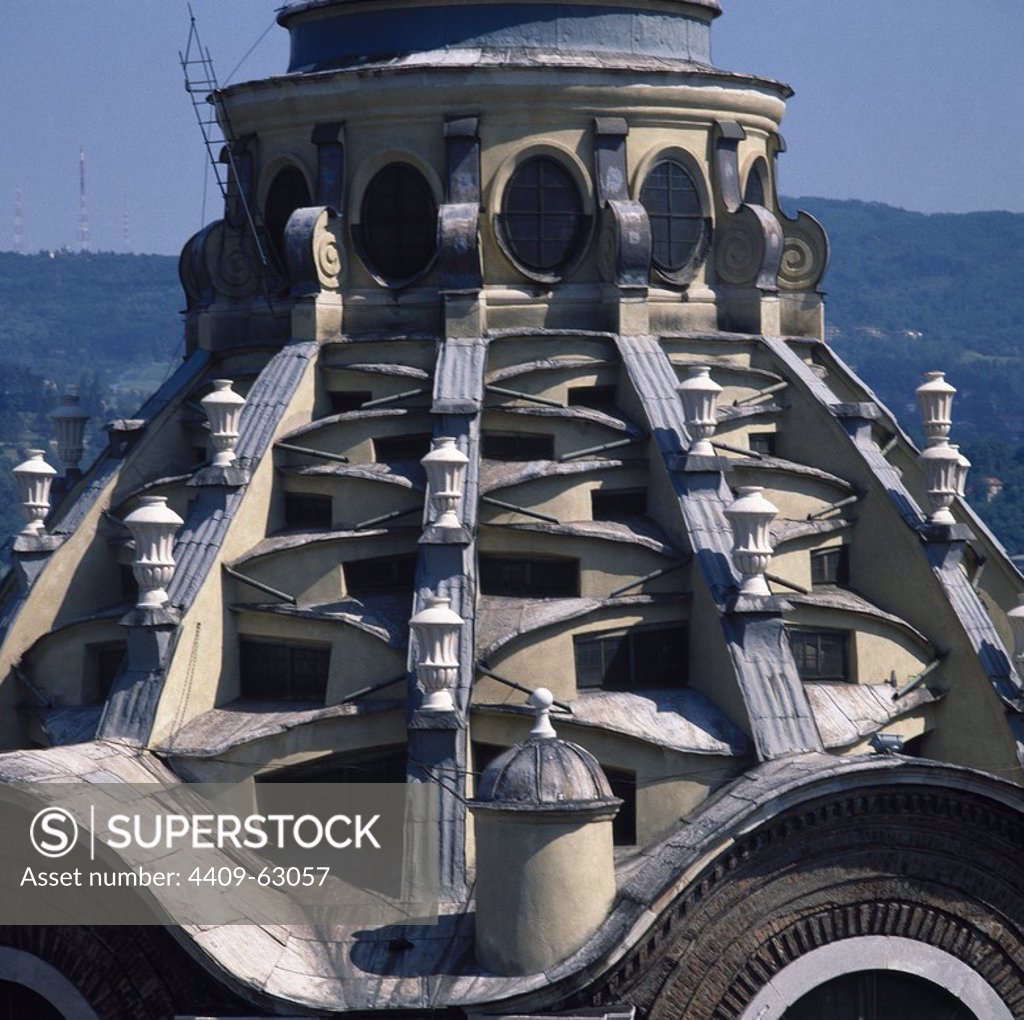 Italy, Piedmont region, Turin. Chapel of the Holy Shroud, 1668-1694.  Located outside the cathedral. It was designed by Guarino Guarini  (1624-1683) in Baroque style. Architectural detail of the dome. Stock Photo  4409-63057 : Superstock