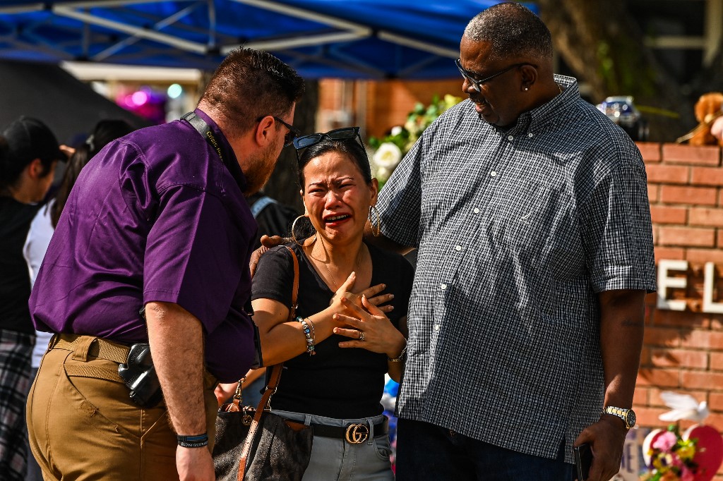 Người phụ nữ khóc nức nở khi tham gia lễ tưởng niệm nạn nhân trường tiểu học Robb ở Ulvade, bang Texas, ngày 29/5. Ảnh: AFP