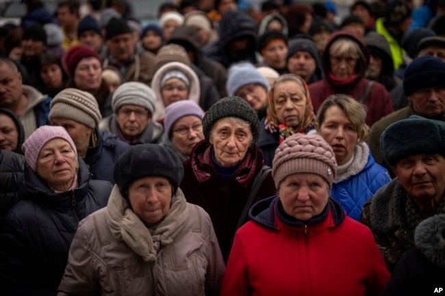 Người dân Ukraine chờ đợi được phân phát thực phẩm do Hội Chữ Thập Đỏ tổ chức ở Bucha, ngoại ô Kyiv, ngày 18 tháng 4 năm 2022.