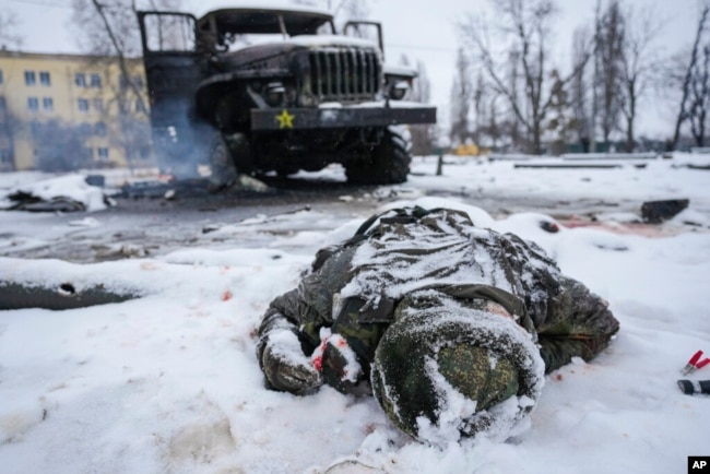 Thi thể của một quân nhân phủ đầy tuyết bên cạnh xe phóng phi đạn của quân đội Nga bị phá hủy ở ngoại ô Kharkiv, Ukraine, vào ngày 25 tháng 2 năm 2022.