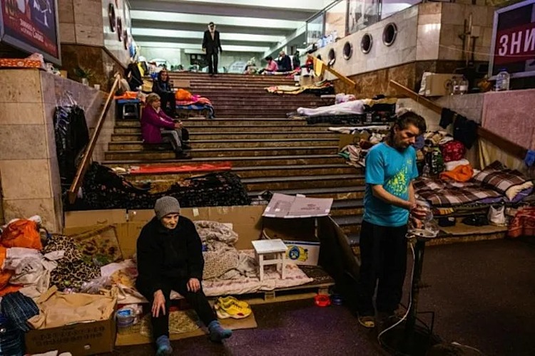 Người dân trú ẩn trong ga tàu điện ngầm ở quận Saltivska, thành phố Kharkov, miền đông Ukraine, hôm 19/5. Ảnh: AFP