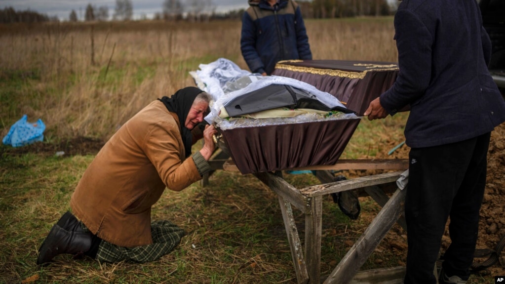 TƯ LIỆU - Nadiya Trubchaninova khóc bên quan tài của con trai bà, Vadym, bị sát hại vào ngày 30 tháng 3 bởi binh lính Nga ở Bucha, Ukraine, trong lễ tang của ông tại nghĩa trang Mykulychi gần đó, ngoại ô Kyiv, vào ngày 16 tháng 4 năm 2022.