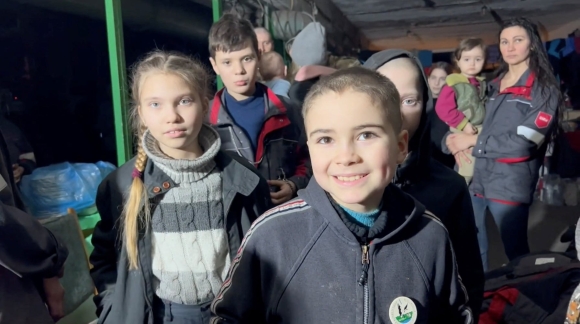 Những trẻ em thường dân trú tại nhà máy thép Azovstal trong video do tiểu đoàn Azov đăng tải ngày 23/4. Ảnh chụp màn hình.