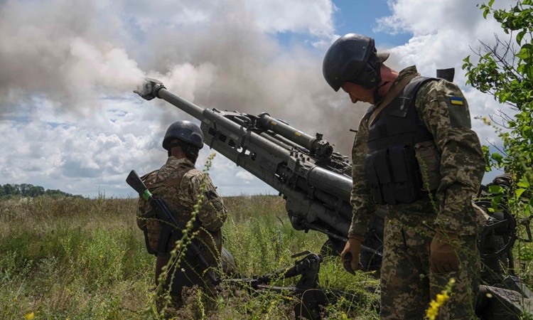Binh sĩ Ukraine khai hỏa nhằm vào một vị trí của quân đội Nga ở Kherson hôm 14/7. Ảnh: AP.