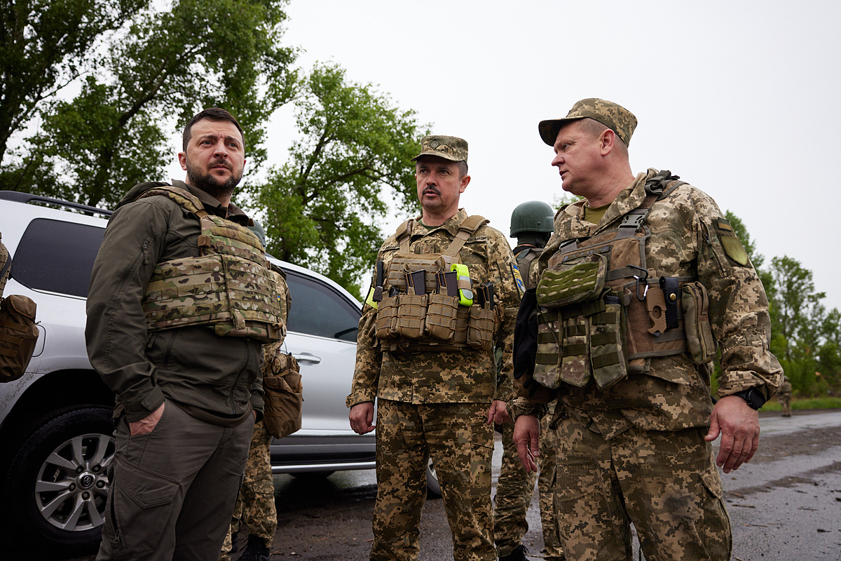 Tổng thống Ukraine Volodymyr Zelensky (trái) thăm tỉnh Kharkov, phía đông bắc nước này hôm 29/5. Ảnh: AFP.