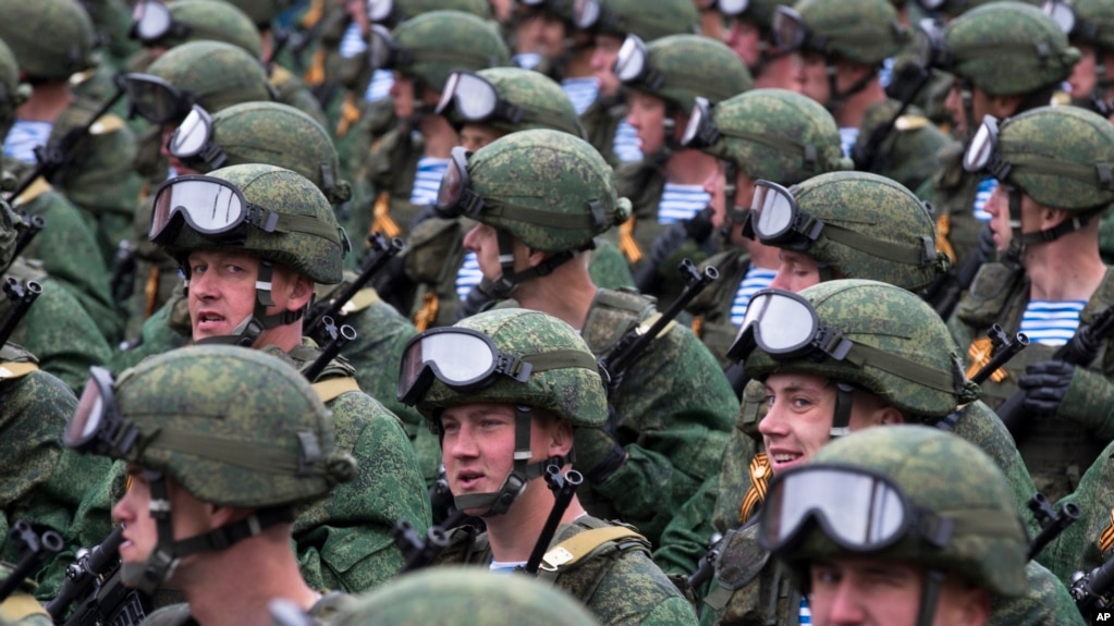 Hiện tại, chỉ người Nga từ 18-40 tuổi và người nước ngoài từ 18-30 tuổi mới được đăng ký vào quân đội Nga.