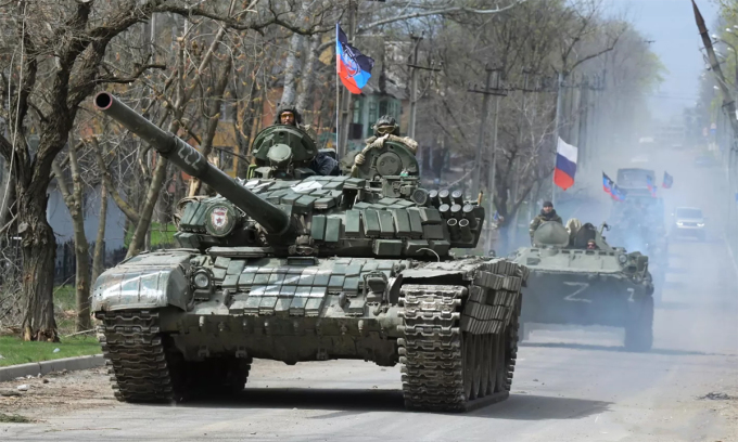 Xe tăng của lực lượng ly khai thân Nga ở Mariupol, Ukraine ngày 22/4. Ảnh: RIA Novosti.
