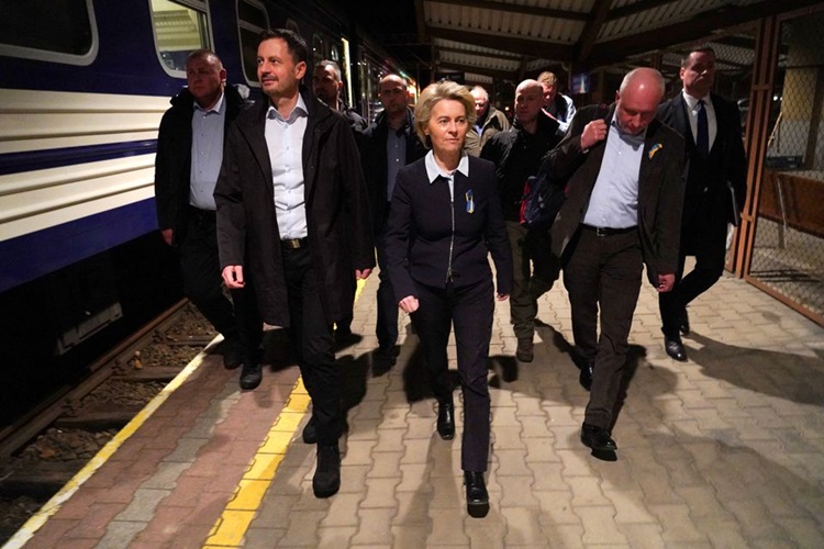 Chủ tịch Ủy ban Châu Âu Ursula von der Leyen rời Ba Lan đến Kiev hồi tháng 4. Ảnh: Reuters.