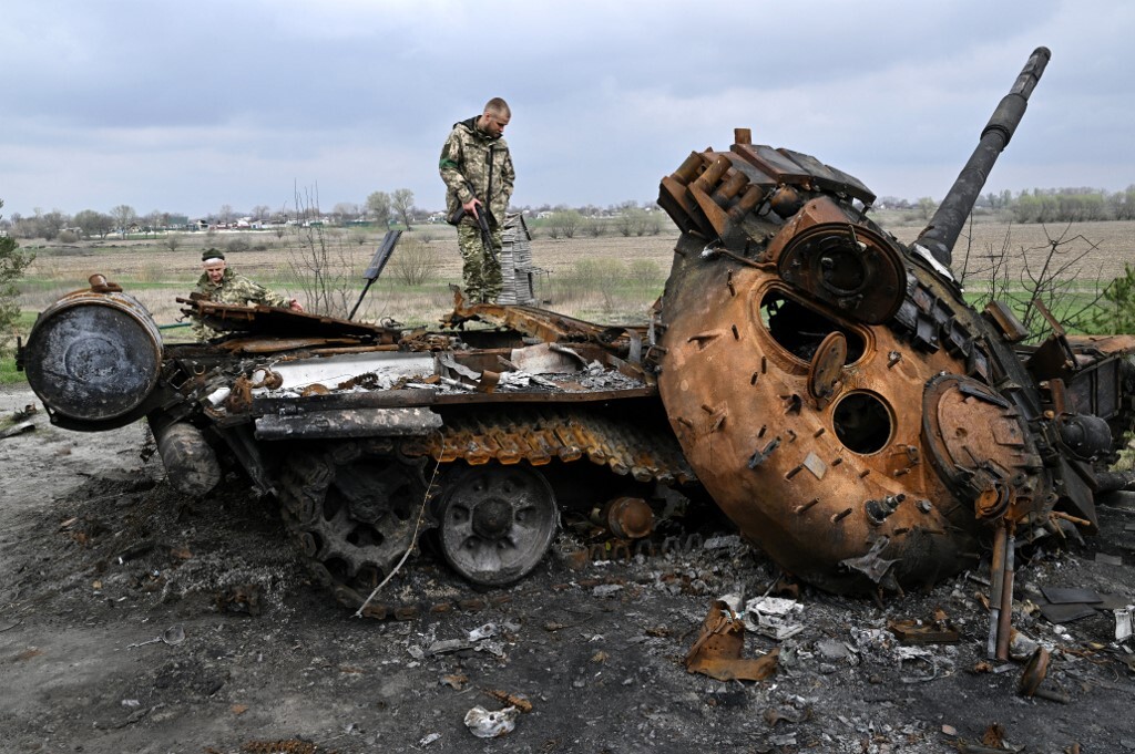 Quân nhân Ukraine kiểm tra xác xe tăng Nga ở Rusaniv, tỉnh Kiev ngày 16/4. Ảnh: AFP.