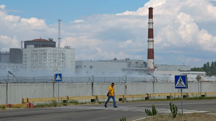 Russia Threatens to Close Zaporizhzhia Nuclear Power Plant ...