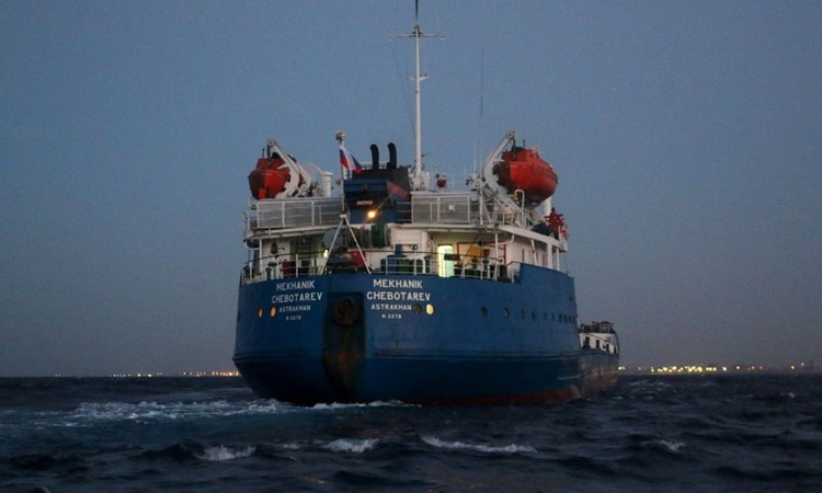 Một tàu chở dầu mang cờ Nga xuất hiện gần căn cứ hải quân Tripoli hồi tháng 9/2015. Ảnh: Reuters.