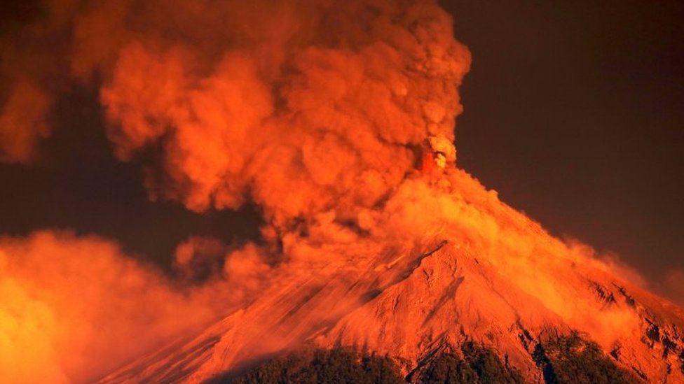 Thousands flee as Guatemala's Fuego volcano erupts - BBC News