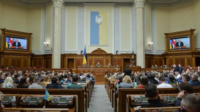 Các nghị sĩ Ukraine nghe ông Boris Johnson phát biểu qua video trước quốc hội nước này ở Kyiv