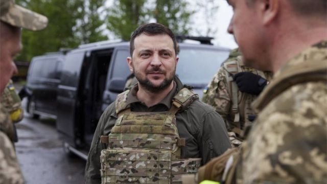 A handout photo from the Ukrainian Presidential Press Service shows President Volodymyr Zelensky meeting with Ukrainian servicemen during his visit to the Kharkiv region on 29 May