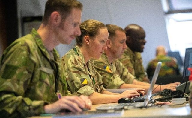 Nhân viên phục vụ của Vương quốc Anh làm việc tại IDCC, Patch Barracks, Stuttgart, Đức