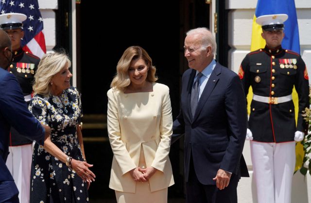 Tổng thống Joe Biden và đệ nhất phu nhân Jill Biden chào đón bà Olena Zelenska, đệ nhất phu nhân Ukraine, tại Nhà Trắng hôm thứ Ba
