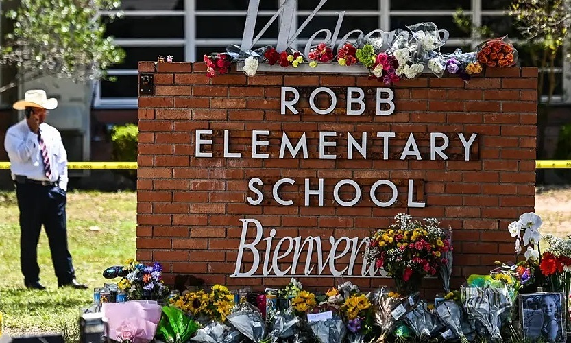 Hoa được đặt tại một nơi tưởng niệm tạm thời các nạn nhân vụ xả súng ở trường tiểu học Robb, thành phố Uvalde, bang Texas, Mỹ hôm 25/5. Ảnh: AFP.