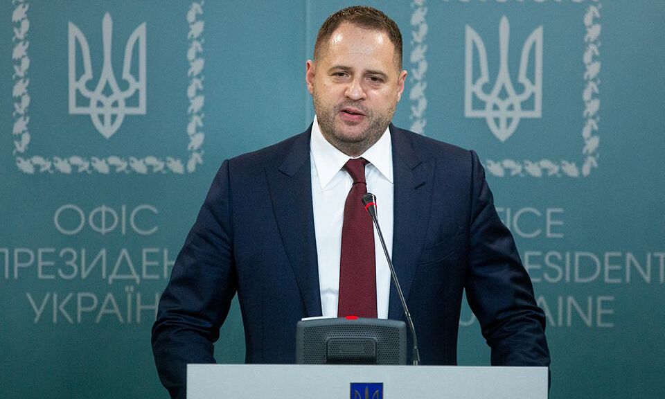Andriy Yermak, chánh văn phòng tổng thống Ukraine, họp báo tại Kiev hồi tháng 2/2020. Ảnh: Reuters.