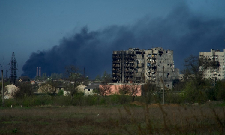 Khói bốc lên từ khuôn viên nhà máy Azovstal, Mariupol, Ukraine, hôm 29/4. Ảnh: AFP.