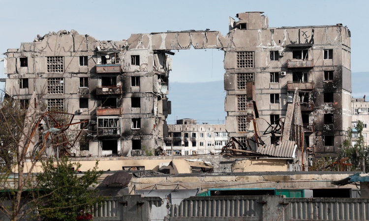 Một khu nhà bị phá hủy ở thành phố cảng phía nam Mariupol, Ukraine, hôm 3/5. Ảnh: Reuters.