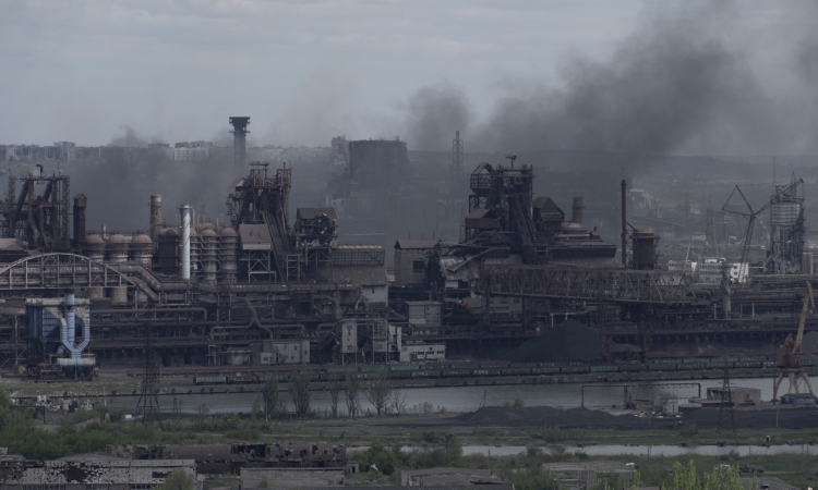 Khói đen bốc lên quanh nhà máy Azovstal ở thành phố Mariupol, Ukraine, hôm 10/5. Ảnh: AFP.