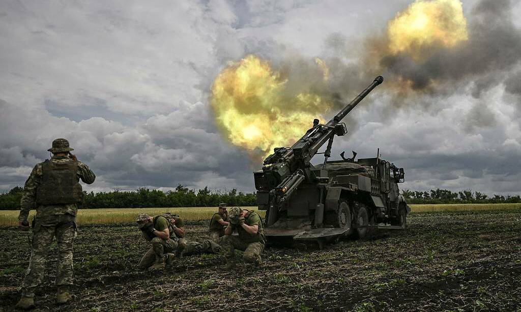 Một khẩu pháp Caesar của Pháp khai hỏa ở vùng Donbass, miền đông Ukraine hôm 15/6. Ảnh: AFP.