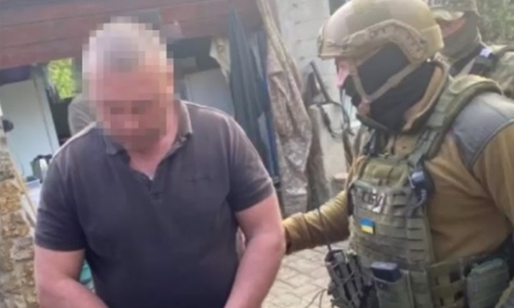 Binh sĩ Ukraine bắt người đàn ông bị cáo buộc chỉ điểm cho lực lượng Nga ở Odessa. Ảnh: SSU.