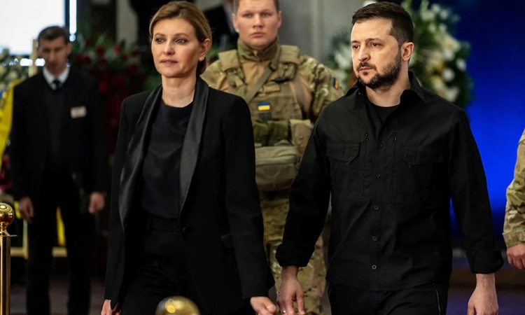 Tổng thống Ukraine Zelensky (phải) và Đệ nhất phu nhân Zelenska dự tang lễ của cố lãnh đạo Leonid Kravchuk ở Kiev hôm 17/5. Ảnh: Reuters.