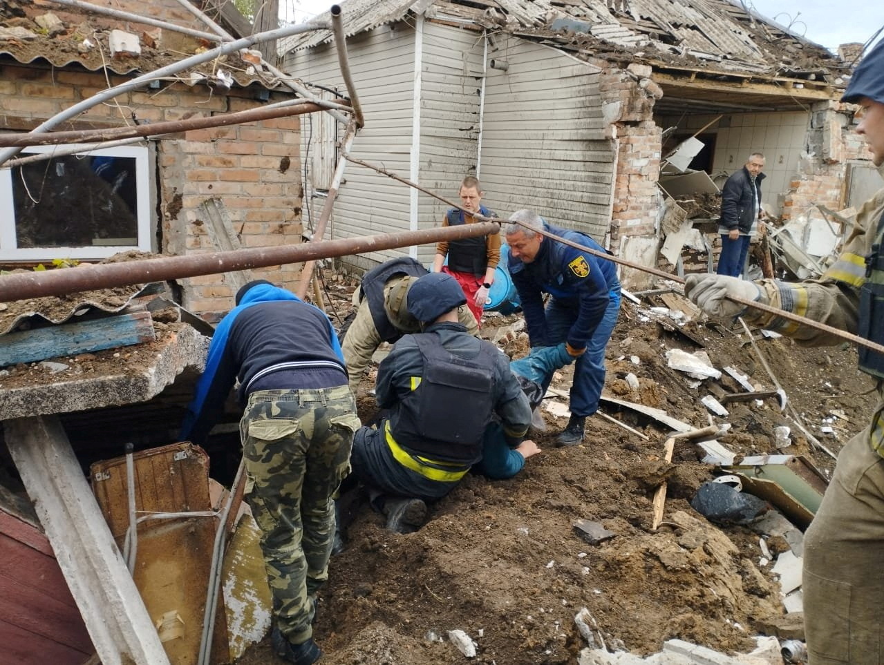 Cảnh sát giải cứu người dân kẹt trong đống đổ nát do không kích ở thành phố Bakhmut, tỉnh Donetsk, Ukraine hôm 19/5. Ảnh: Reuters.