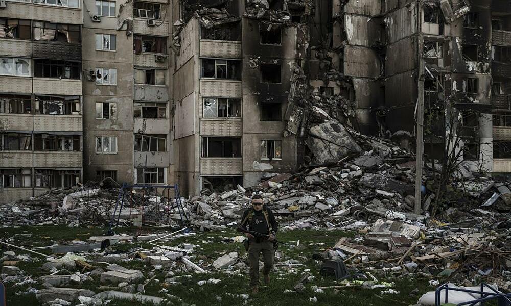 Một tòa nhà bị phá hủy vì pháo kích ở Kharkov, Ukraine hôm 25/4. Ảnh: AP.