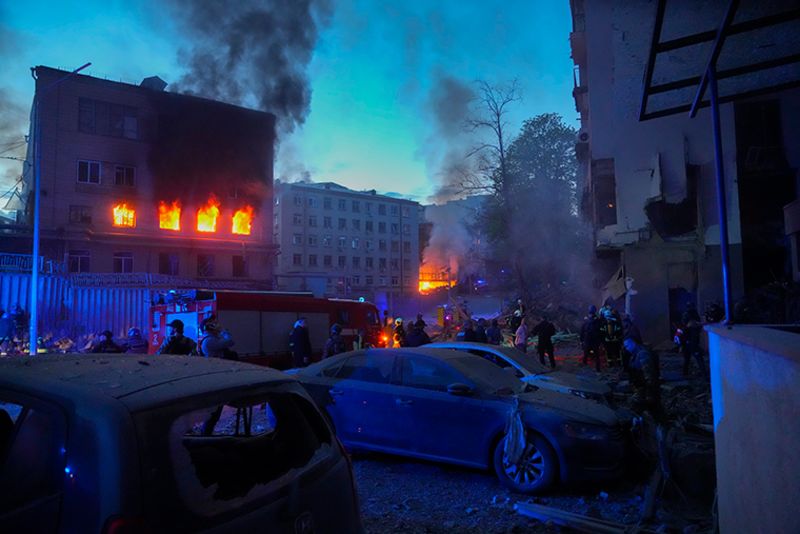 Một tòa nhà bốc cháy sau không kích ở Kiev, Ukraine hôm 28/4. Ảnh: AP.