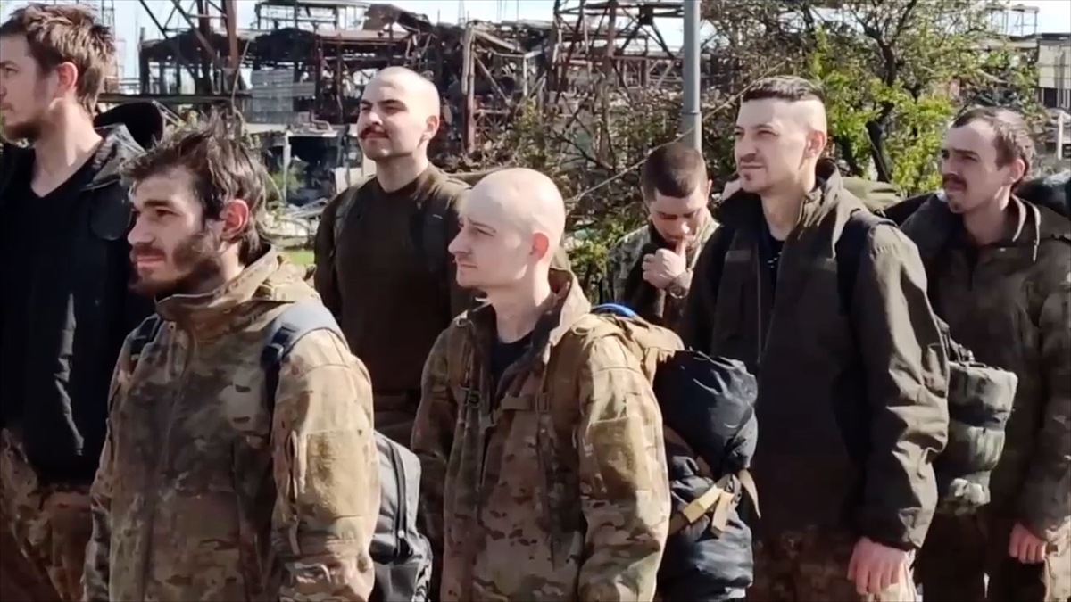 Nhóm lính Ukraine cuối cùng rời nhà máy thép Azovstal ở thành phố Mariupol hôm 20/5. Ảnh: BQP Nga.