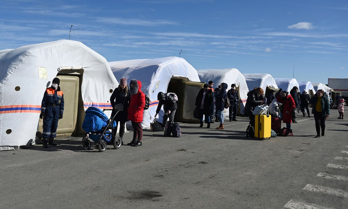 Người dân Ukraine tại một điểm tập kết ở Nga sau khi sơ tán khỏi tỉnh Donetsk hồi giữa tháng 2. Ảnh: AP.