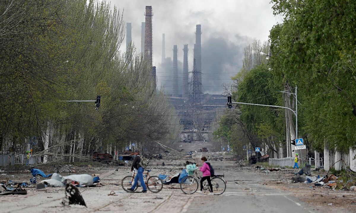 Con phố phía trước nhà máy thép Azovstal, thành phố Mariupol hôm 2/5. Ảnh: Reuters.