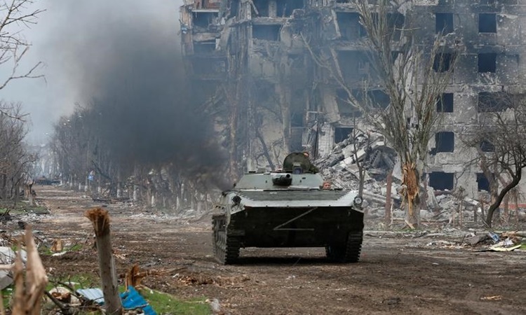 Xe bọc thép thuộc lực lượng thân Nga gần nhà máy Azovstal ở Mariupol ngày 12/4. Ảnh: Reuters.