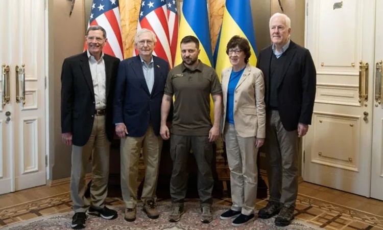 Đoàn thượng nghị sĩ Mỹ gặp Tổng thống Ukraine Zelensky tại Kiev ngày 14/5. Ảnh: Reuters.