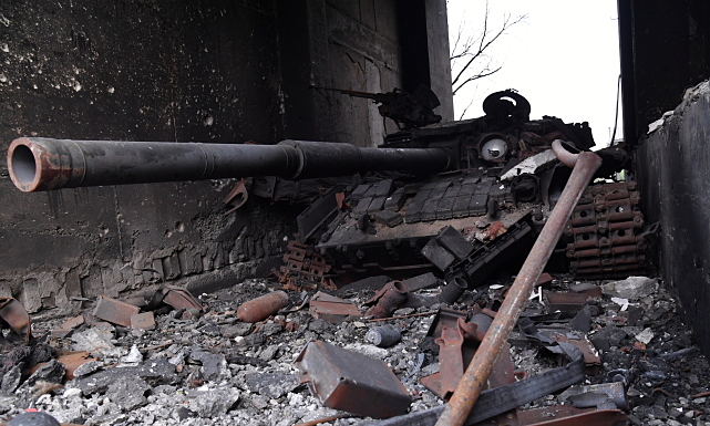 Xác xe tăng T-64BV bị phá hủy tại một khu dân cư ở Severodonetsk, miền đông Ukraine, hôm 13/6. Ảnh: AFP.