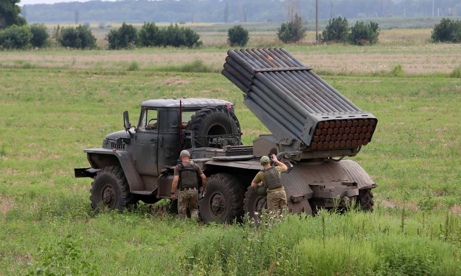 Pháo phản lực BM-21 Ukraine triển khai chiến đấu hồi giữa tháng 8. Ảnh: Reuters.
