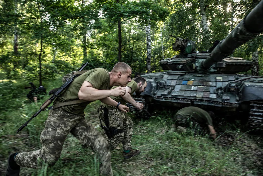 Lính Ukraine chạy tìm chỗ nấp vì pháo kích tấn công ở gần con đường tới Lyman, tỉnh Donetsk, miền đông Ukraine hôm 2/6. Ảnh: Washington Post.