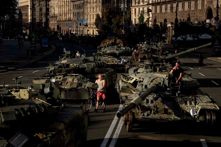 Các xe tăng Nga bị phá hủy được trưng bày ở trung tâm thủ đô Kiev, Ukraine, ngày 24/8. Ảnh: AP.