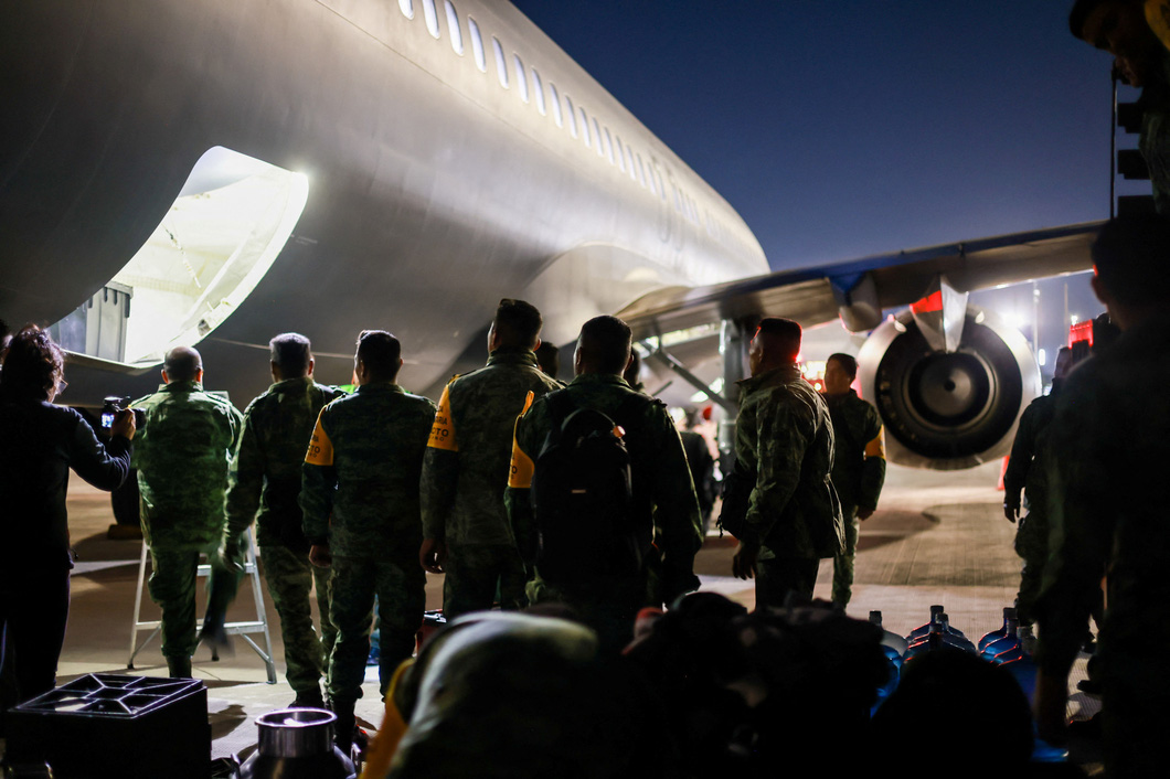 Lực lượng cứu hộ Mexico lên đường đến Thổ Nhĩ Kỳ trong đêm 6-2 - Ảnh: REUTERS
