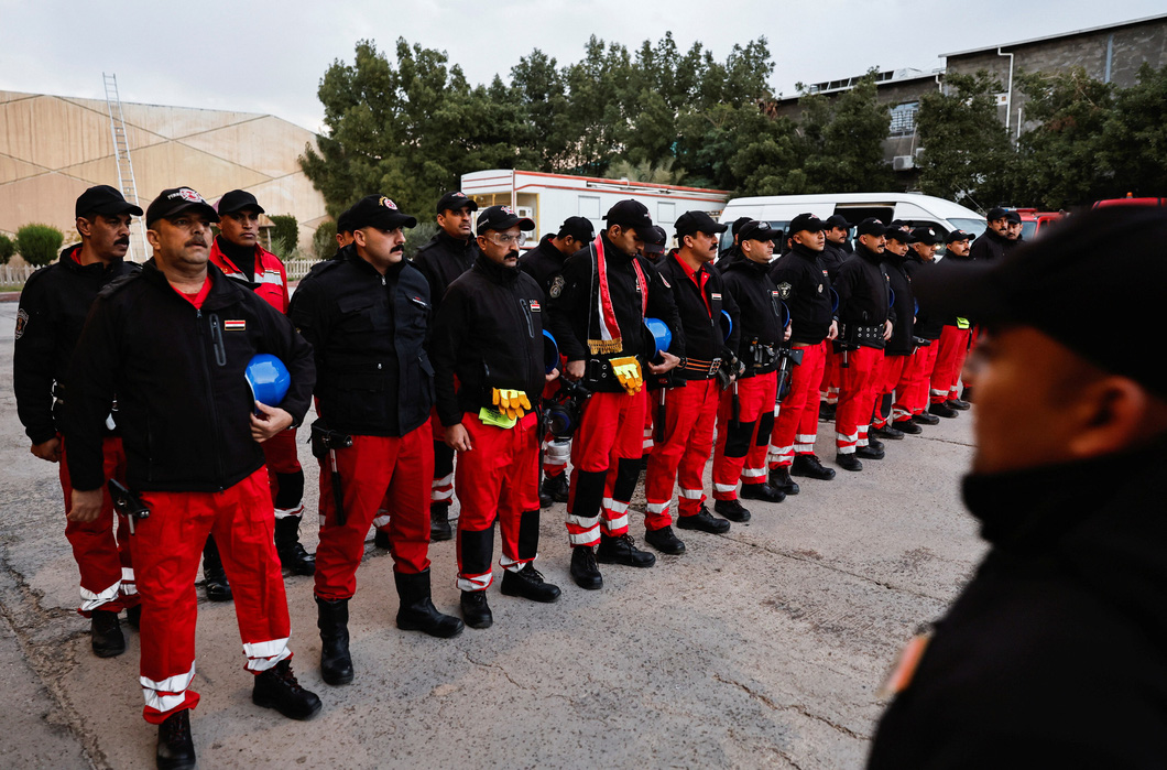 Nhóm cứu hộ của Iraq chuẩn bị lên đường từ Baghdad ngày 8-2 - Ảnh: REUTERS