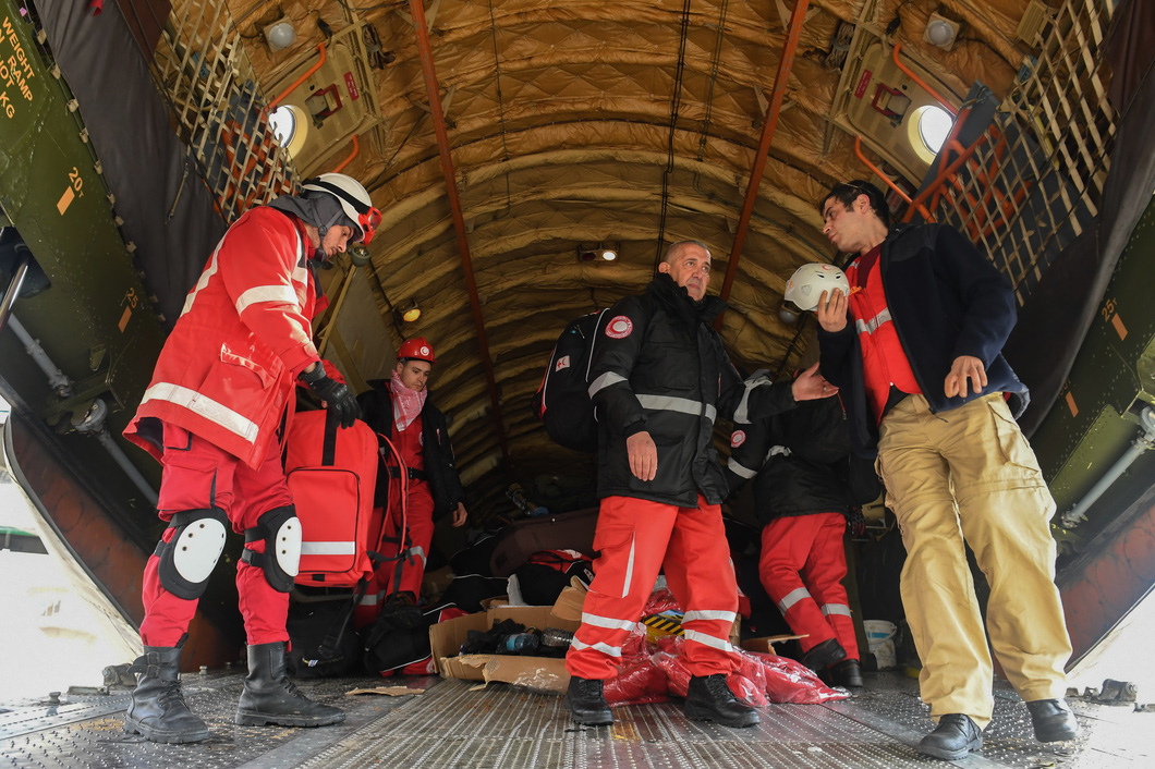 Các nhân viên cứu hộ Algeria có mặt tại Aleppo, Syria, ngày 7-2 - Ảnh: AFP