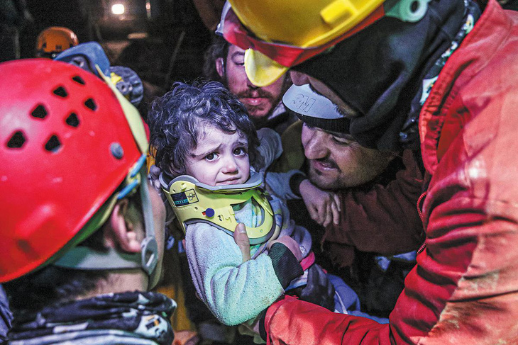 Những hình ảnh rơi nước mắt trong động đất ở Thổ Nhĩ Kỳ và Syria - Ảnh 4.