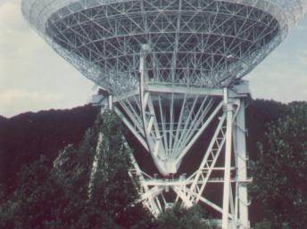 Kính thiên văn vô tuyến  đường kính 100 m cuả Viện Max Planck tại Effelsberg (Đức) (Hình Max Planck Institut für Radioastronomie).