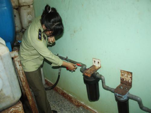 Đường ống dẫn nước mắm từ trong bồn st nh vệ sinh ra chỗ đng chai